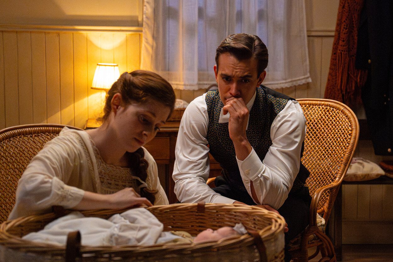 María y Carlo con su hija en 'La promesa'