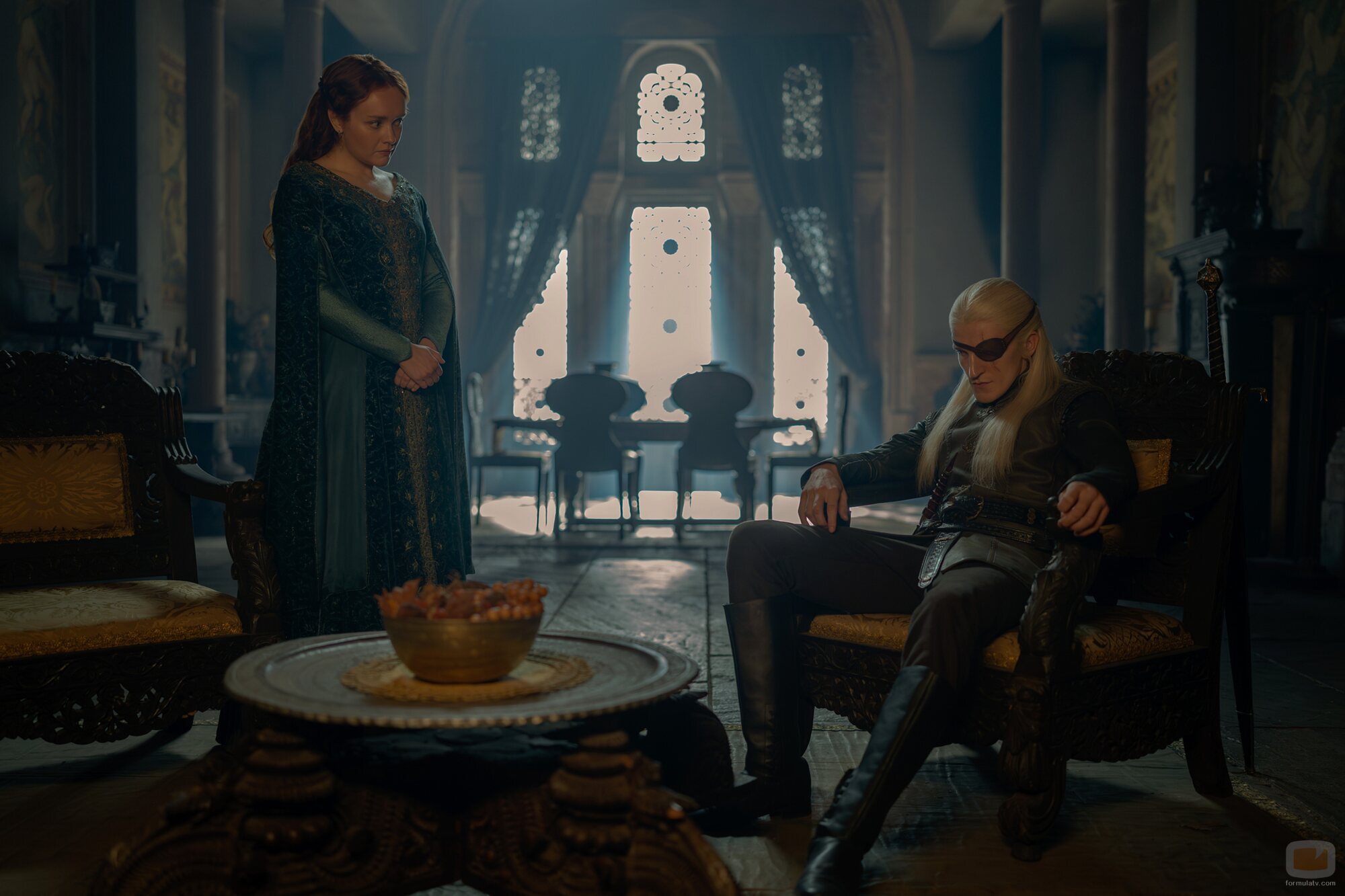 Olivia Cooke y Ewan Mitchell en el 3x01 de 'House of the Dragon'