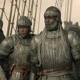 Steve Toussaint y Abubakar Salim en 3x01 titulado 'Sal y Mar, Fuego y Sangre' de 'La Casa del Dragón'