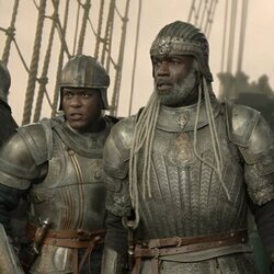 Steve Toussaint y Abubakar Salim en 3x01 titulado 'Sal y Mar, Fuego y Sangre' de 'La Casa del Dragón'