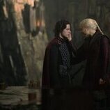 Harry Collett y Emma D'Arcy en Capítulo 1 titulado 'Sal y Mar, Fuego y Sangre' de 'La Casa del Dragón'