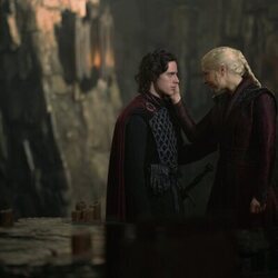 Harry Collett y Emma D'Arcy en Capítulo 1 titulado 'Sal y Mar, Fuego y Sangre' de 'La Casa del Dragón'