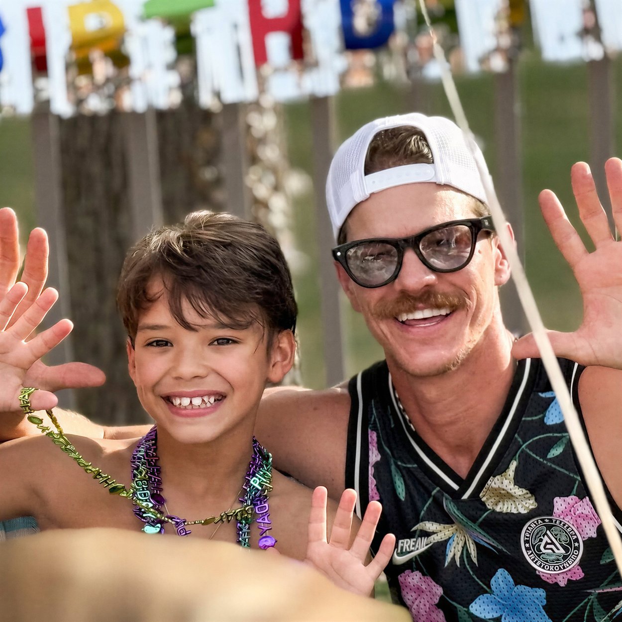 Josey junto a su padre Ryan durante la celebración de su décimo cumpleaños