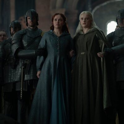 Olivia Cooke y Phia Saban en 3x02 'Desembarco de la Reina' de 'La Casa del Dragón'