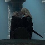 Ewan Mitchell y Simon Russell Beale en 3x02 titulado 'Desembarco de la Reina' de 'La Casa del Dragón'