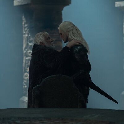 Ewan Mitchell y Simon Russell Beale en 3x02 titulado 'Desembarco de la Reina' de 'La Casa del Dragón'