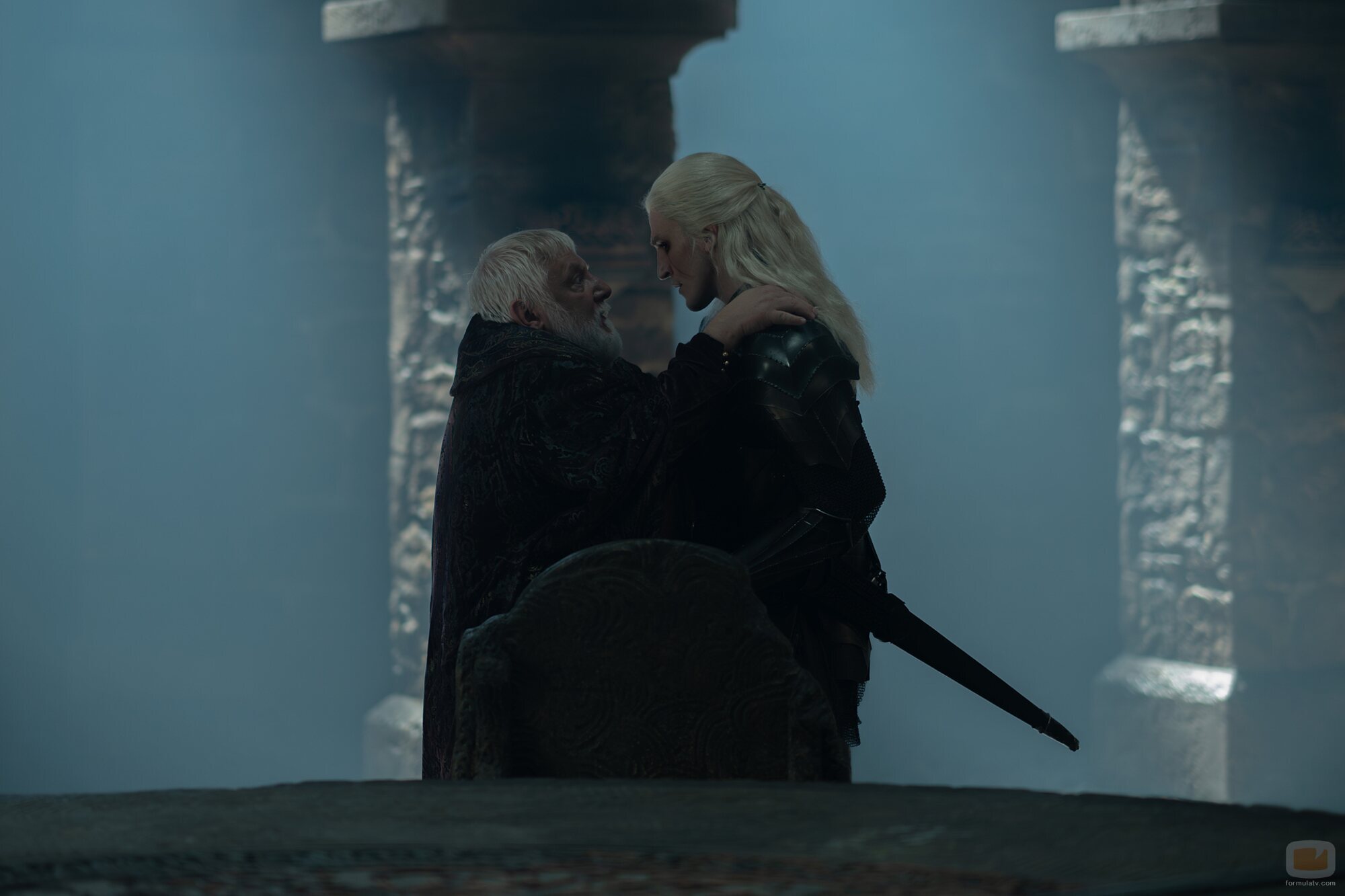 Ewan Mitchell y Simon Russell Beale en 3x02 titulado 'Desembarco de la Reina' de 'La Casa del Dragón'