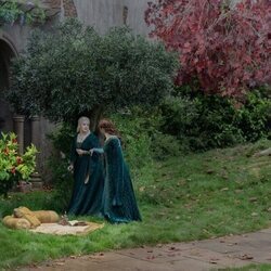 Phia Saban y Olivia Cooke en 3x02 titulado 'Desembarco de la Reina' de 'La Casa del Dragón'