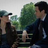Ashley Zukerman y Jessica Brown Findlay en la temporada 3 y el capítulo 01 de 'Silo'