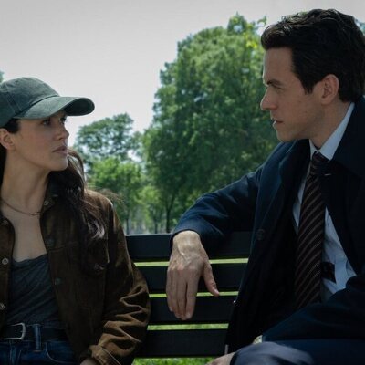 Ashley Zukerman y Jessica Brown Findlay en la temporada 3 y el capítulo 01 de 'Silo'