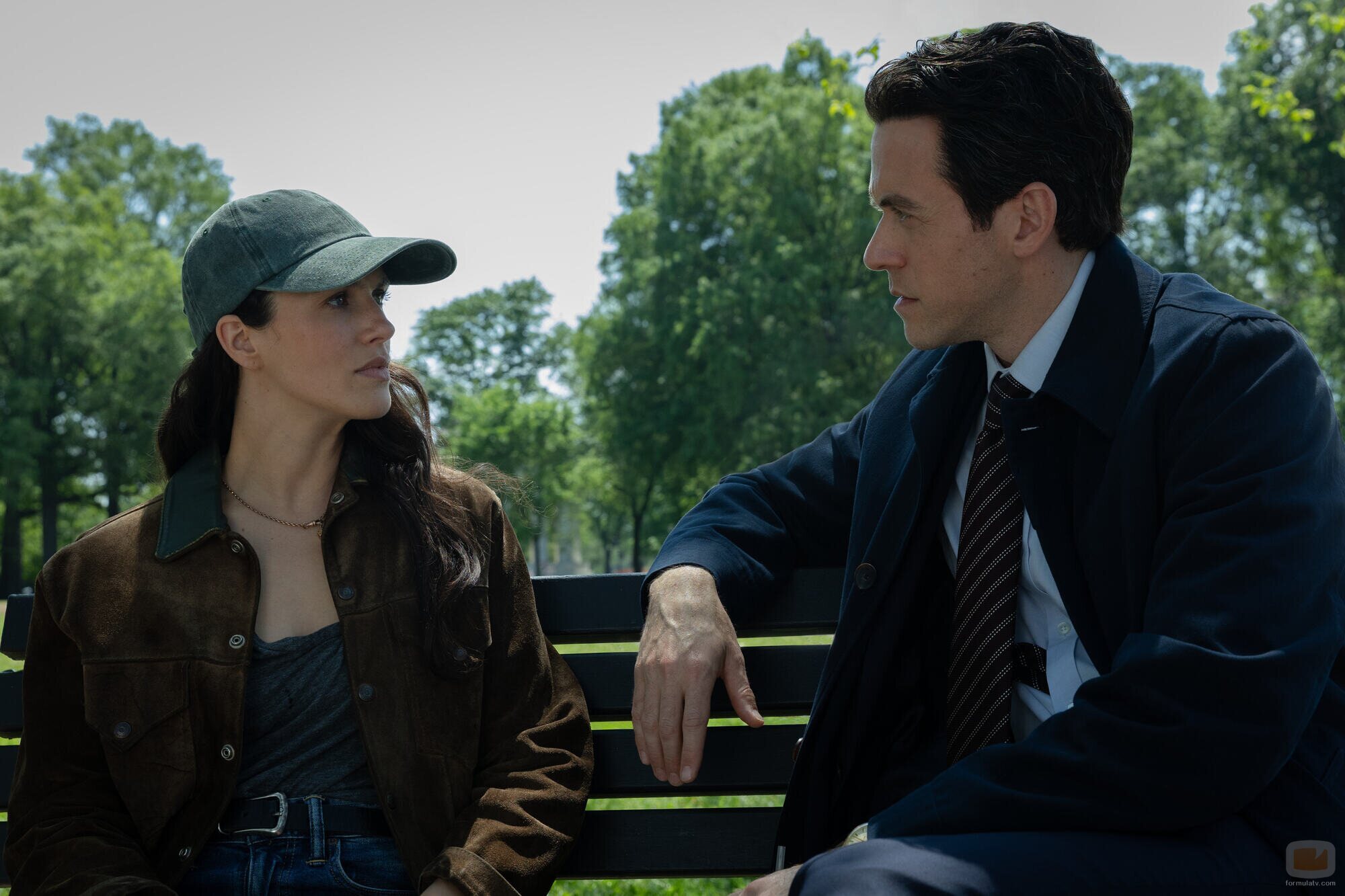 Ashley Zukerman y Jessica Brown Findlay en la temporada 3 y el capítulo 01 de 'Silo'