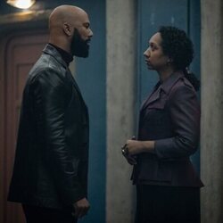 Alexandria Riley y Common en el 3x01 de 'Silo'