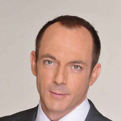 Hilario Pino presenta el informativo de la mañana en Telecinco