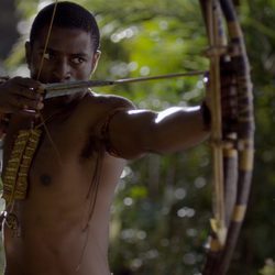 Tongayi Chirisa, "Viernes", semidesnudo en 'Crusoe'