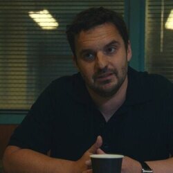 Jake Johnson en el 1x05 de 'Maximum Pleasure Guaranteed'