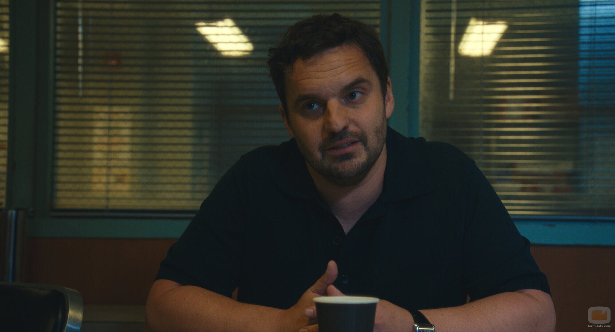 Jake Johnson en el 1x05 de 'Maximum Pleasure Guaranteed'