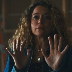 Tatiana Maslany en Capítulo 5 titulado 'Estafador' de 'Satisfacción garantizada'