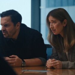 Jake Johnson y Jessy Hodges en el 1x06 de 'Satisfacción garantizada'