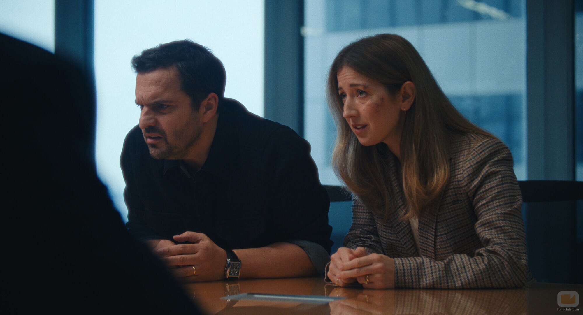 Jake Johnson y Jessy Hodges en el 1x06 de 'Satisfacción garantizada'