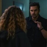 Jake Johnson en la temporada 1 y el capítulo 06 de 'Satisfacción garantizada'