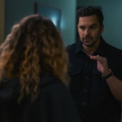 Jake Johnson en la temporada 1 y el capítulo 06 de 'Satisfacción garantizada'