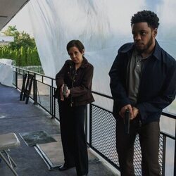 Jon Michael Hill y Dolly de Leon en el 1x06 de 'Satisfacción garantizada'