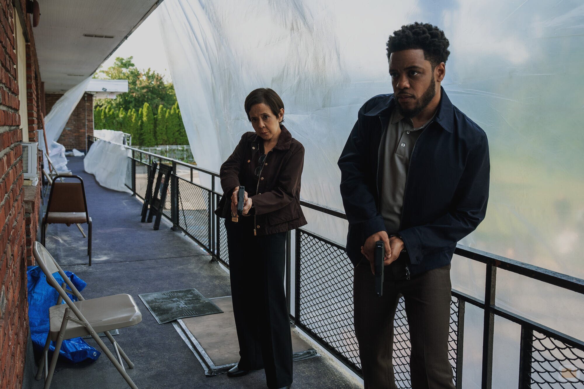 Jon Michael Hill y Dolly de Leon en el 1x06 de 'Satisfacción garantizada'