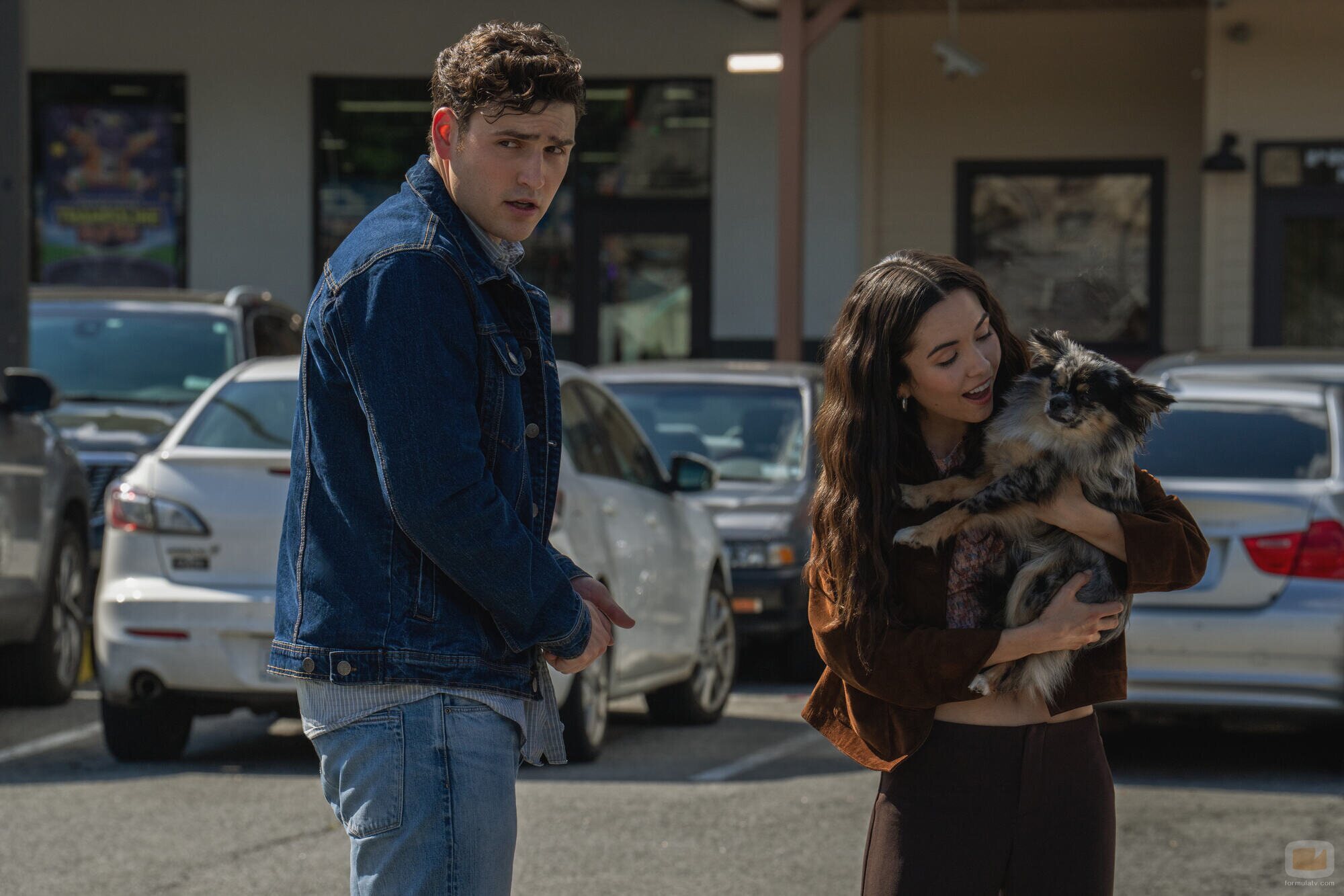 Kiarra Hamagami Goldberg y Charlie Hall en 1x06 titulado 'Rosas' de 'Satisfacción garantizada'