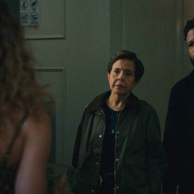 Dolly de Leon y Jon Michael Hill en 'Huyendo' de 'Maximum Pleasure Guaranteed'