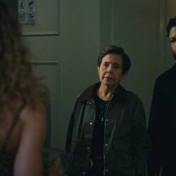 Dolly de Leon y Jon Michael Hill en 'Huyendo' de 'Maximum Pleasure Guaranteed'