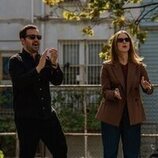Jake Johnson y Jessy Hodges en 'Huyendo' de 'Satisfacción garantizada'