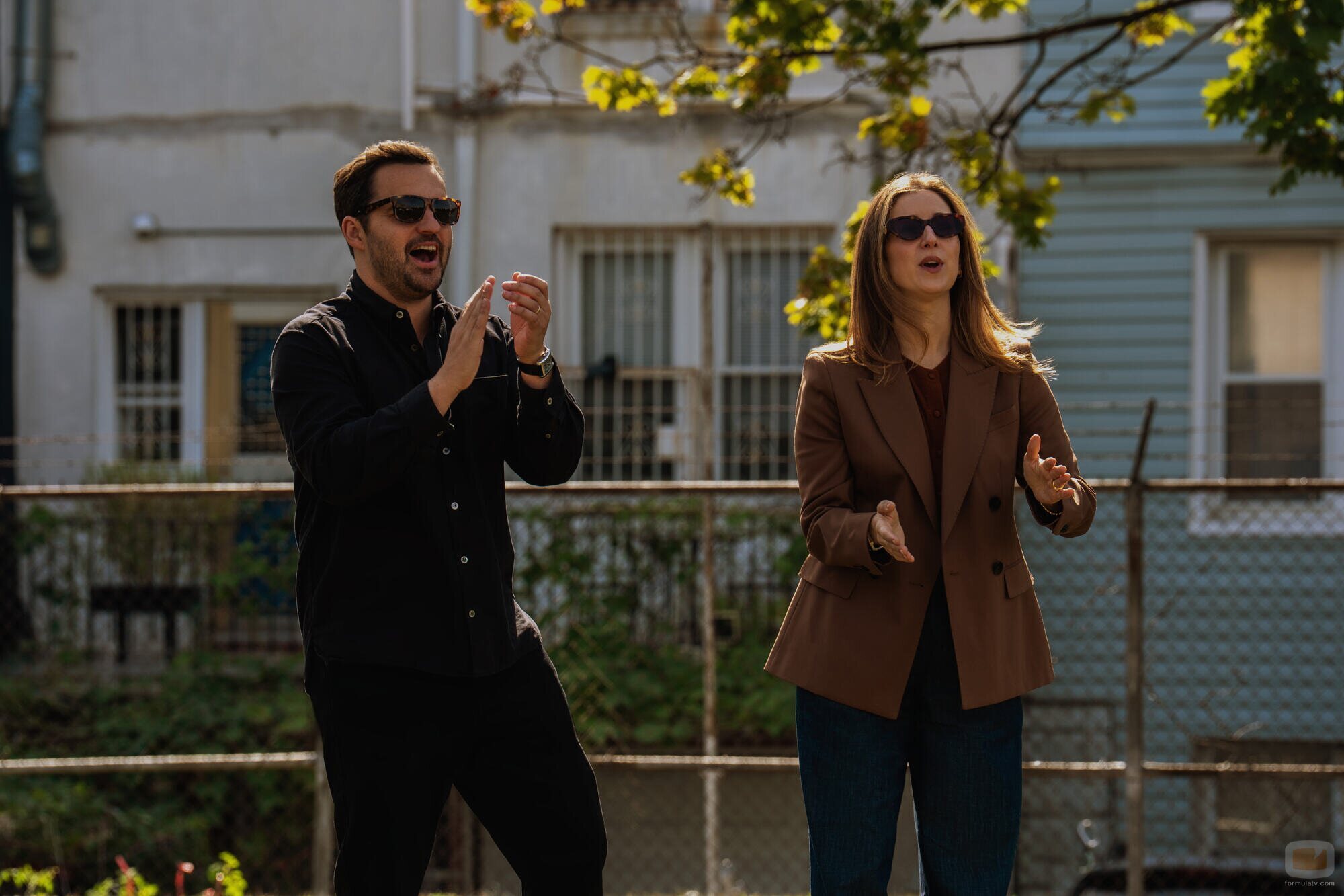 Jake Johnson y Jessy Hodges en 'Huyendo' de 'Satisfacción garantizada'