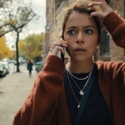 Tatiana Maslany en 1x09 titulado 'Errado' de 'Satisfacción garantizada'