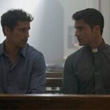 Martiño Rivas y Maxi Iglesias en 'Salvar La Caleta' de 'Ella, maldita alma'