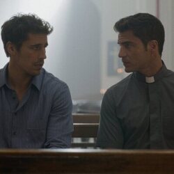 Martiño Rivas y Maxi Iglesias en 'Salvar La Caleta' de 'Ella, maldita alma'