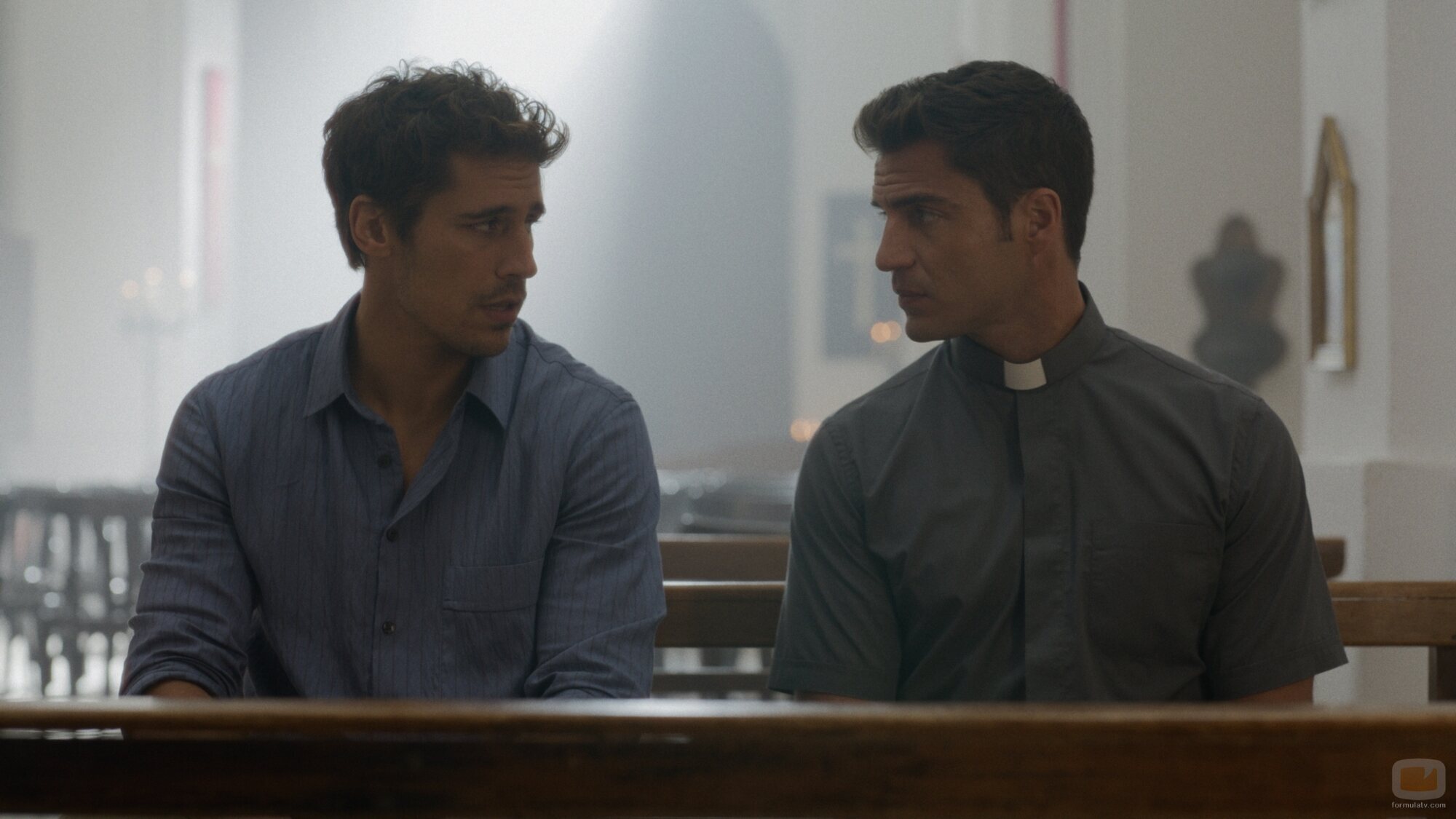 Martiño Rivas y Maxi Iglesias en 'Salvar La Caleta' de 'Ella, maldita alma'
