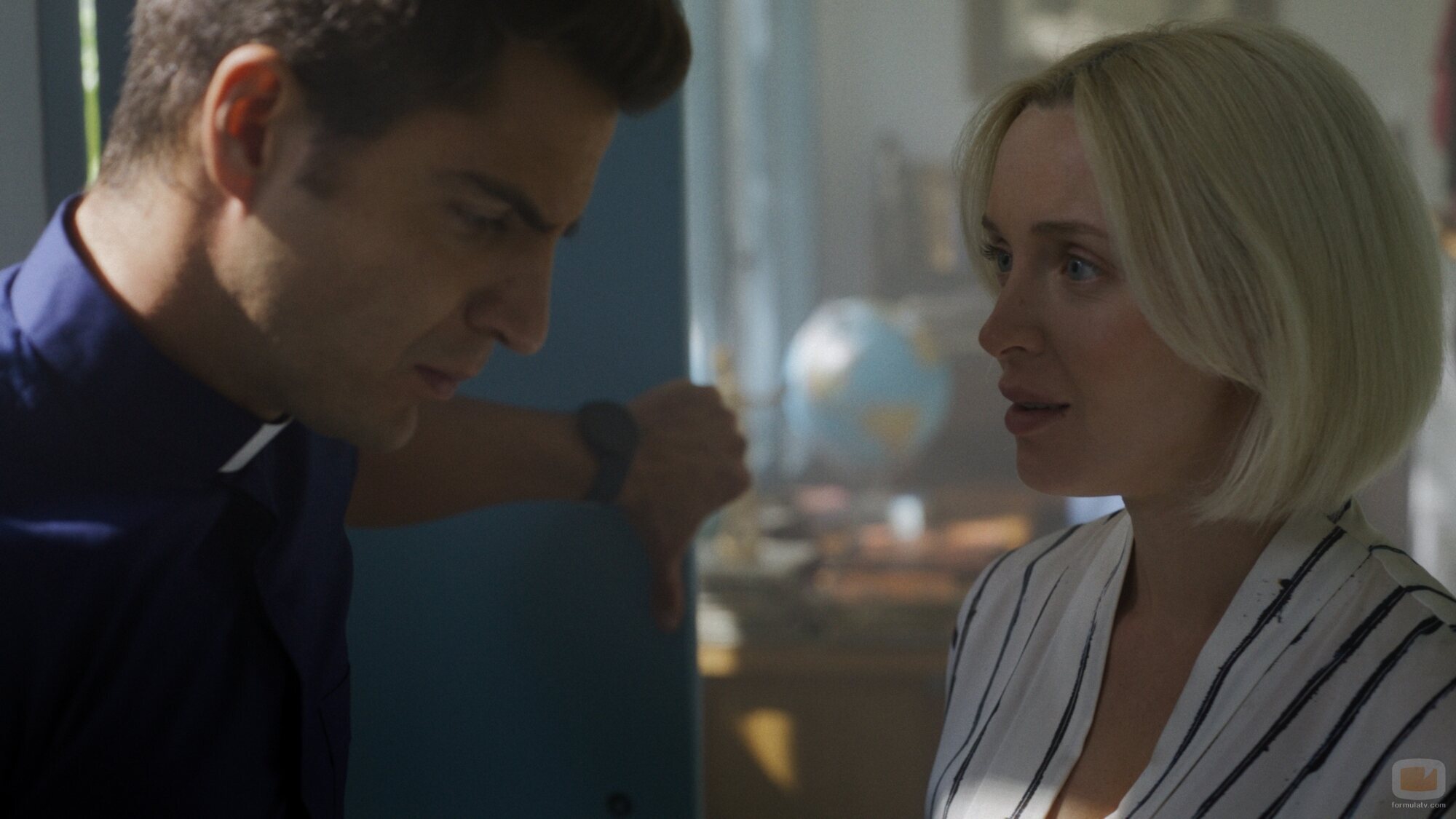 Karina Kolokolchykova y Maxi Iglesias en 1x05 'Salvar La Caleta' de 'Ella, maldita alma'