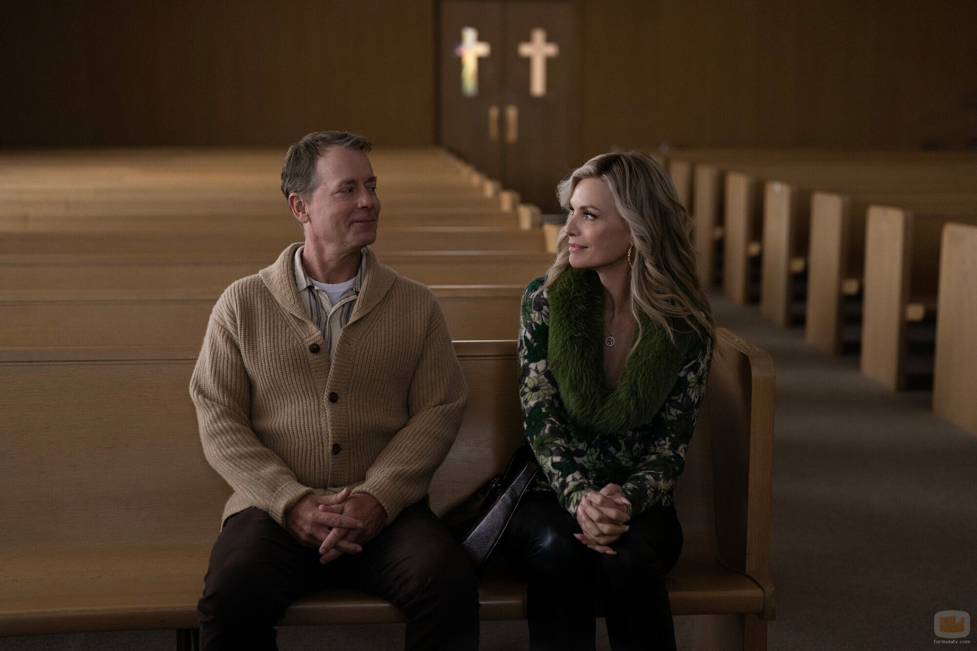Greg Kinnear y Michelle Pfeiffer en la temporada 1 y el capítulo 01 de 'Margo tiene problemas de dinero'