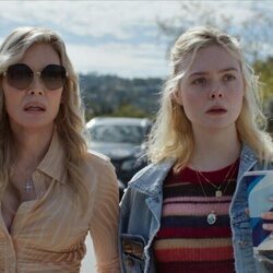 Michelle Pfeiffer y Elle Fanning en 'El Fantasma Hambriento' de 'Margo's Got Money Troubles'