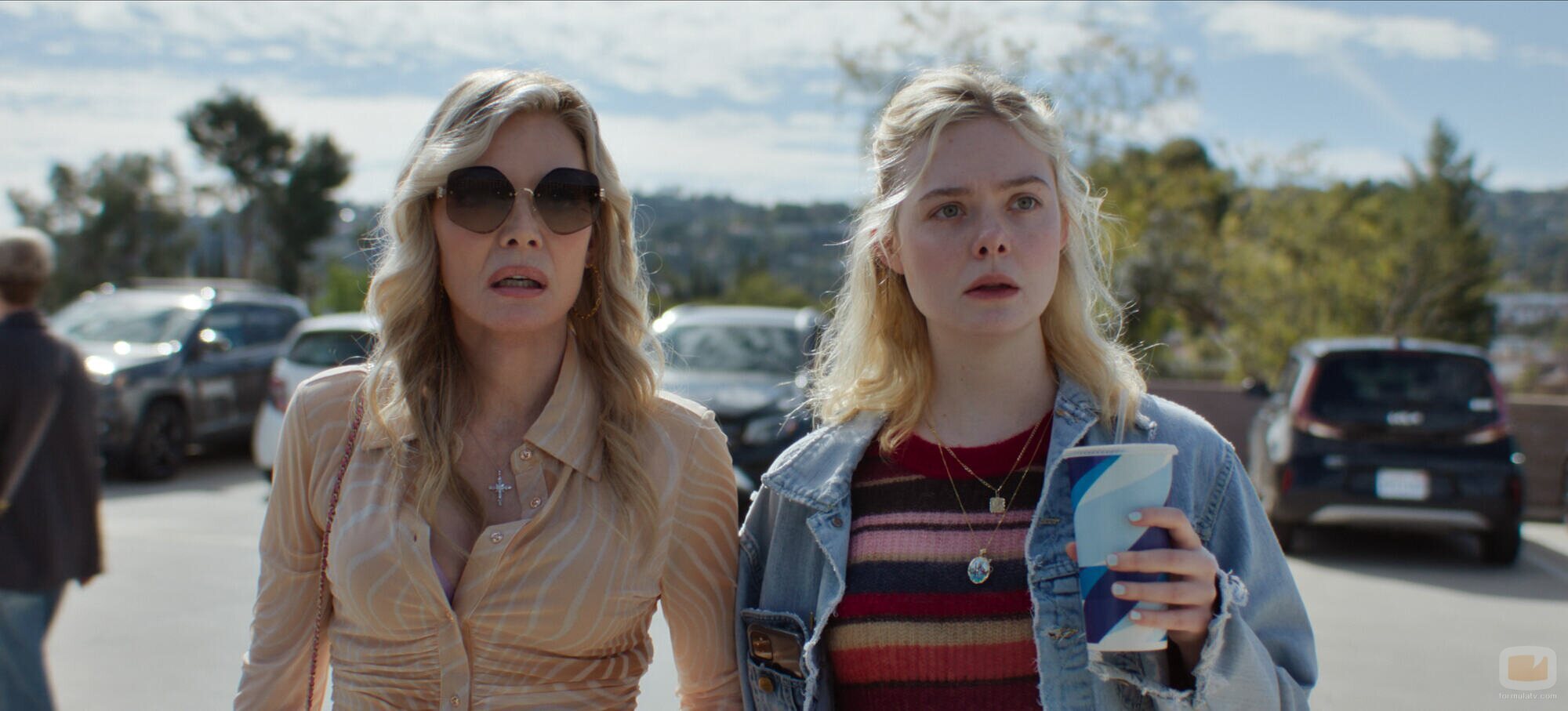 Michelle Pfeiffer y Elle Fanning en 'El Fantasma Hambriento' de 'Margo's Got Money Troubles'