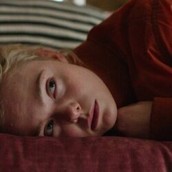 Elle Fanning en Capítulo 1 titulado 'El Fantasma Hambriento' de 'Margo tiene problemas de dinero'