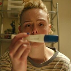 Elle Fanning en el 1x01 de 'Margo tiene problemas de dinero'