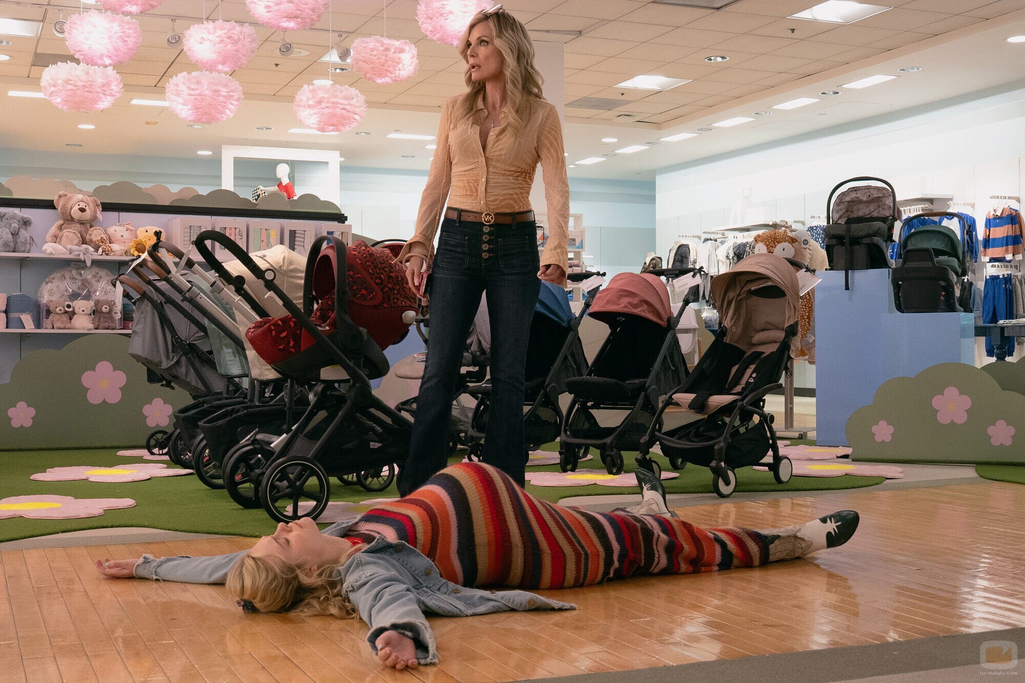 Michelle Pfeiffer y Elle Fanning en Capítulo 1 titulado 'El Fantasma Hambriento' de 'Margo tiene problemas de dinero'