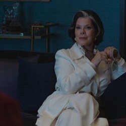 Marcia Gay Harden en 1x03 titulado 'Jinx te maldijo' de 'Margo tiene problemas de dinero'