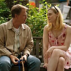 Greg Kinnear y Elle Fanning en la temporada 1 y el capítulo 05 de 'Margo tiene problemas de dinero'