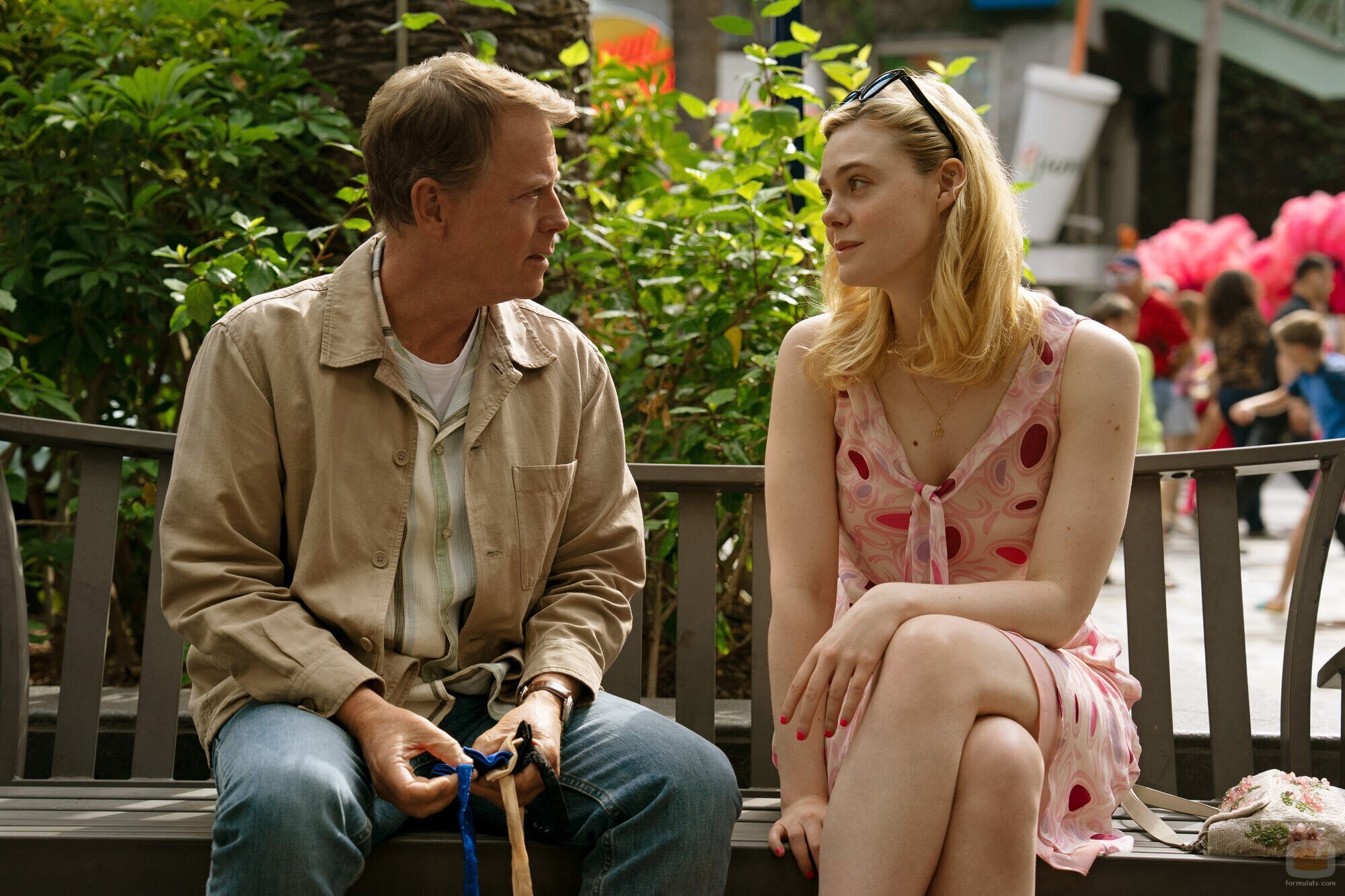 Greg Kinnear y Elle Fanning en la temporada 1 y el capítulo 05 de 'Margo tiene problemas de dinero'