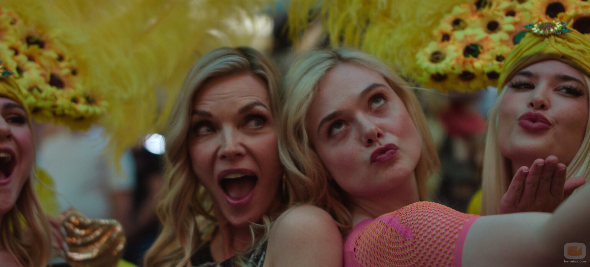 Michelle Pfeiffer y Elle Fanning en el 1x05 de 'Margo's Got Money Troubles'
