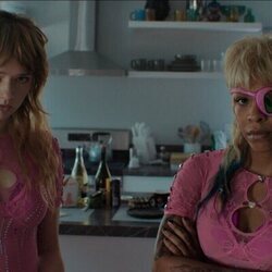 Lindsey Normington y Rico Nasty en Capítulo 6 titulado 'Combate de divas' de 'Margo tiene problemas de dinero'