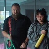 Thaddea Graham y Nick Offerman en la temporada 1 y el capítulo 06 de 'Margo tiene problemas de dinero'