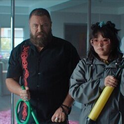 Thaddea Graham y Nick Offerman en la temporada 1 y el capítulo 06 de 'Margo tiene problemas de dinero'